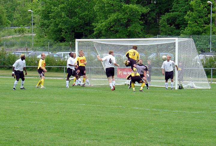 2004_0605_03.jpg - Södras nr.3 Johan Reinholdsson kastar sig över sin egen medspelare (Magnus Linder) och nickar mot mål.